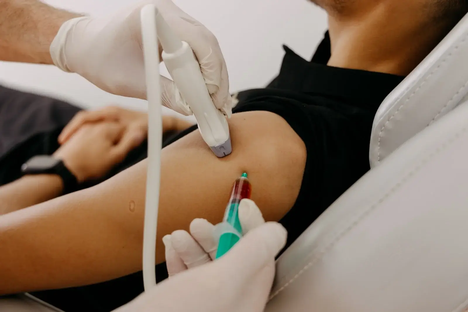 Pacient beneficiind de infiltratii ecoghidate pentru ameliorarea durerii la Arch Kinetic Medical Brasov