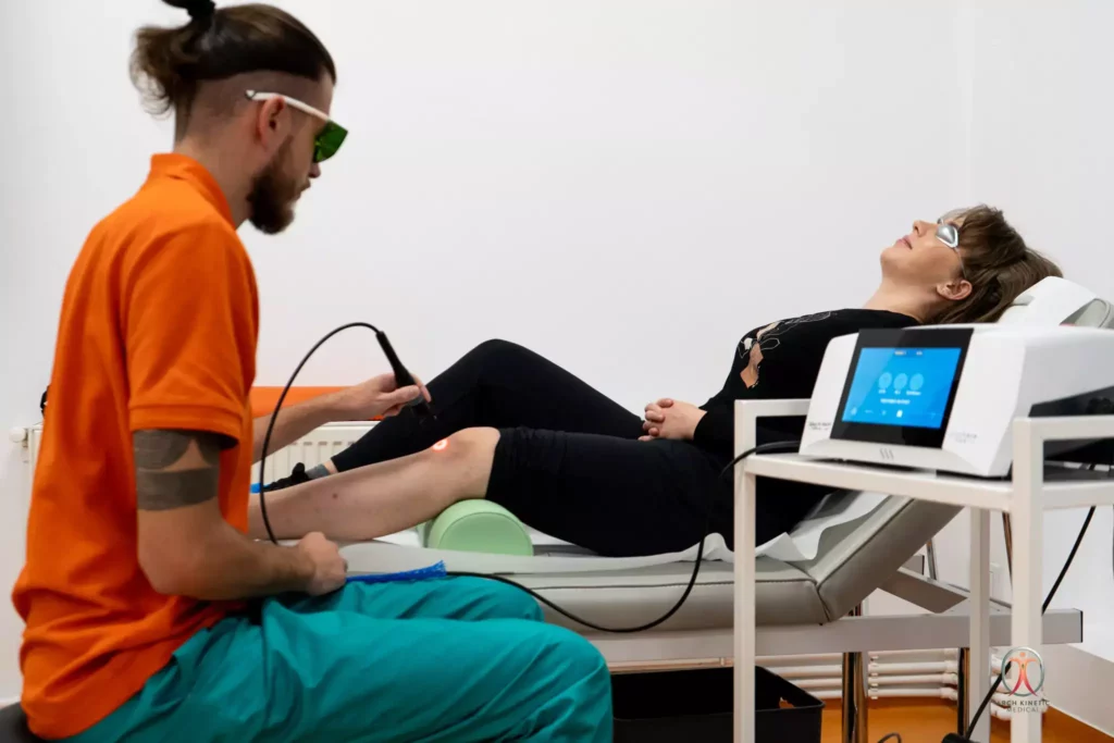 Fizioterapeutul Tudor Niculescu aplicand Terapia Laser unui pacient cu dureri la genunchi la Arch Kinetic Medical Brasov.