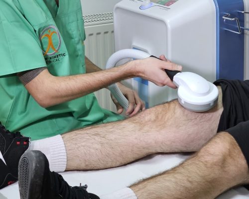 Fizioterapeut Arch Kinetic Medical aplicând tehnici de fizioterapie cu aparatură