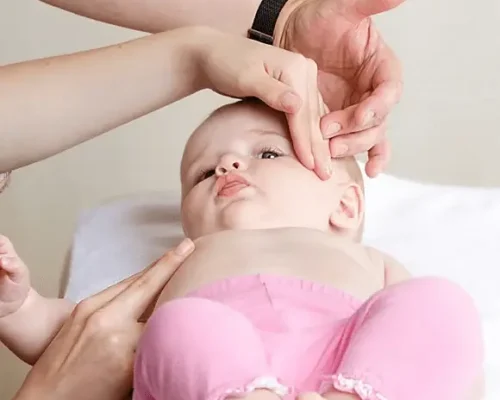 Kinetoterapie copii: Un terapeut aplicând terapia Vojta unui copil la Arch Kinetic Medical Brașov